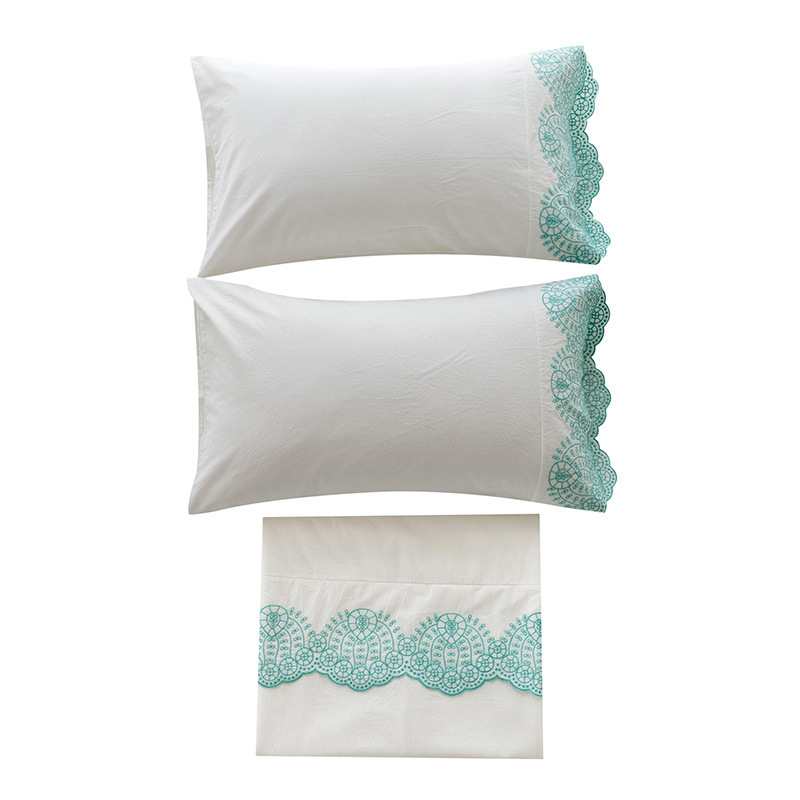 Četrdaļīgs gultas veļas komplekts no 100% kokvilnas ar izšuvumiem