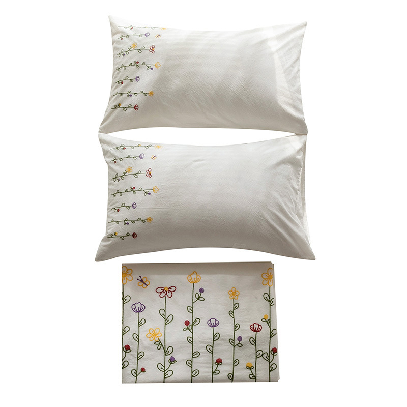 Četrdaļīgs gultas veļas komplekts no 100% kokvilnas ar izšuvumiem