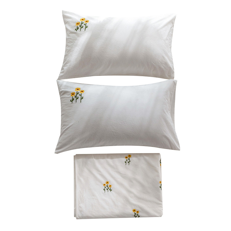 Četrdaļīgs gultas veļas komplekts no 100% kokvilnas ar izšuvumiem