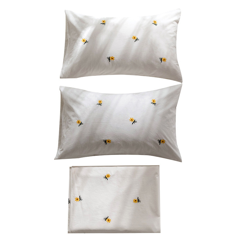 Četrdaļīgs gultas veļas komplekts no 100% kokvilnas ar izšuvumiem