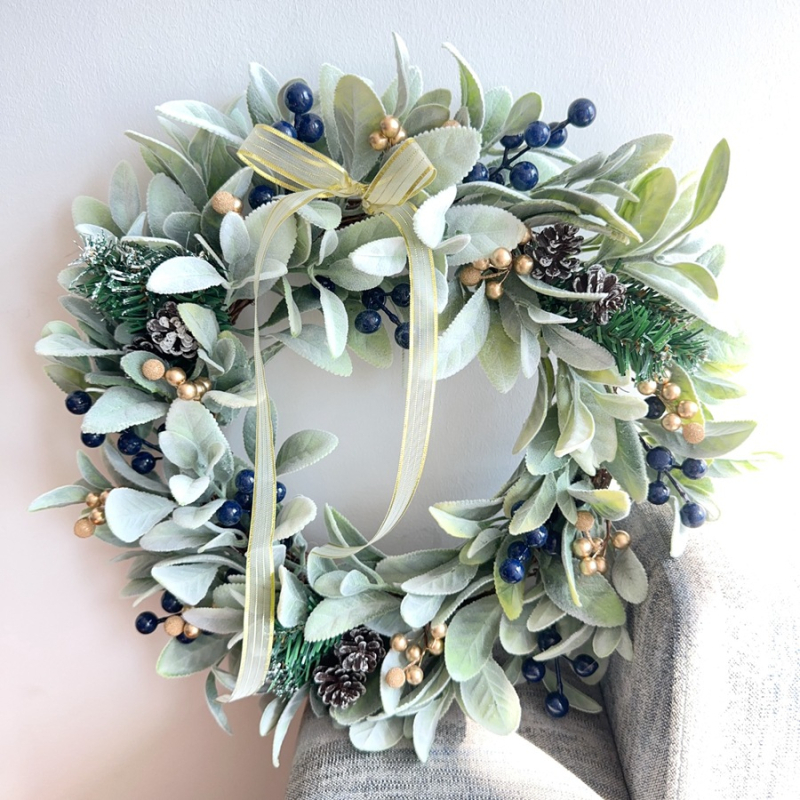 Zils un zelts mākslīgais vainags Ziemassvētkiem — priedes čiekuru dekorācijai mājas durvīm vai sienai (plastmasa; iepakojums Opp maisiņā; dāvana gatavs; Ķīnas Valentīndiena)