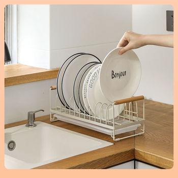 Notekšanas trauku statīvs – mūsdienīgs vienkāršs stils; materiāls: dzelzs māksla + PP; uzstādīšana bez urbšanas caurumiem; virtuves virsma traukiem; izlaiž 2023