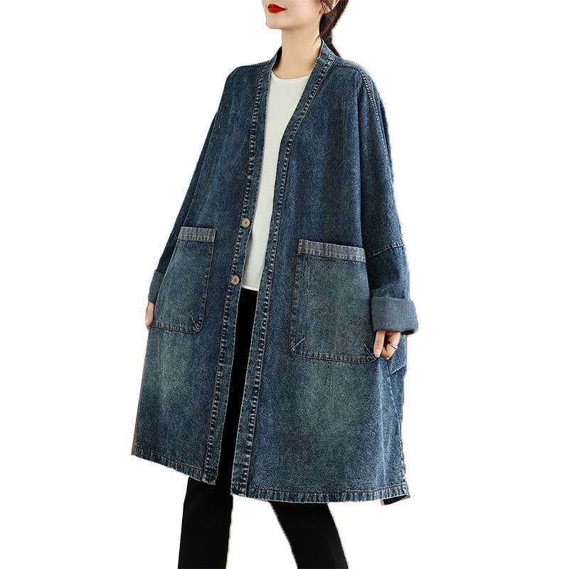 Moteriškas paltas iš medvilnės–poliesterio mišinio su V formos iškirpte, vidutinio ilgio, laisvas kirpimas, distressed detalės, didelės kišenės.