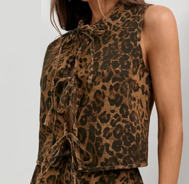 Moteriška džininė liemenė su raišteliais priekyje, be apykaklės, trumpas kirpimas (40-50 cm), pagrindinis audinys 95% viskozė, gatvės hipster stilius, vasara 2025