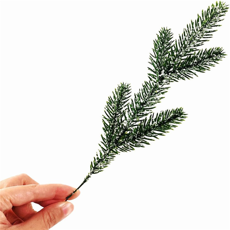 Umjetna grana Božićnog drveta – buket snježnog cvijeća i bobica; Šifra proizvoda: myc-615; Materijali: plastika, PVC, pjena, borove igle; Stilovi: pastoralno, moderni minimalistički, moderno umjetničko, američki seoski