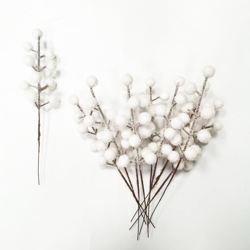 Umjetna grana Božićnog drveta – buket snježnog cvijeća i bobica; Šifra proizvoda: myc-615; Materijali: plastika, PVC, pjena, borove igle; Stilovi: pastoralno, moderni minimalistički, moderno umjetničko, američki seoski