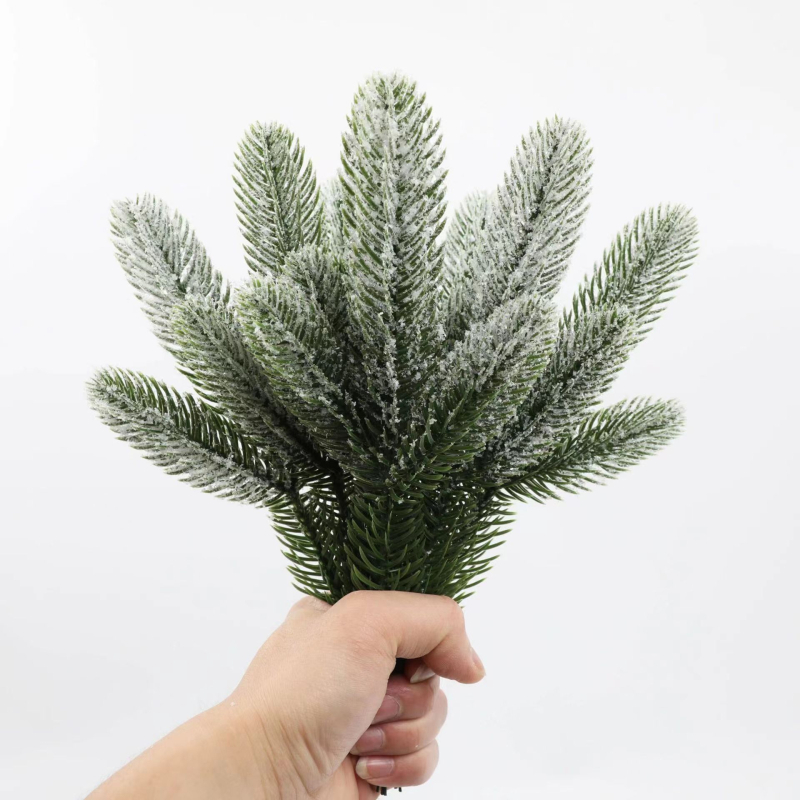 Umjetna grana Božićnog drveta – buket snježnog cvijeća i bobica; Šifra proizvoda: myc-615; Materijali: plastika, PVC, pjena, borove igle; Stilovi: pastoralno, moderni minimalistički, moderno umjetničko, američki seoski