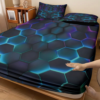 Triju daļu gultas veļas komplekts: gumijots palags ar elastīgu malu + divi spilvenu pārvalki + segas pārvalks; digitālā druka uz ķīmiskas šķiedras auduma, 90 g/m²; mūsdienīgs minimālisma stils.