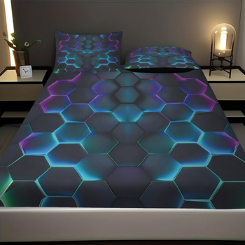 Triju daļu gultas veļas komplekts: gumijots palags ar elastīgu malu + divi spilvenu pārvalki + segas pārvalks; digitālā druka uz ķīmiskas šķiedras auduma, 90 g/m²; mūsdienīgs minimālisma stils.