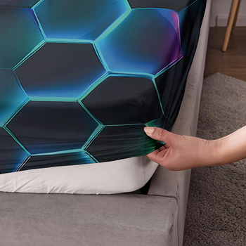 Triju daļu gultas veļas komplekts: gumijots palags ar elastīgu malu + divi spilvenu pārvalki + segas pārvalks; digitālā druka uz ķīmiskas šķiedras auduma, 90 g/m²; mūsdienīgs minimālisma stils.