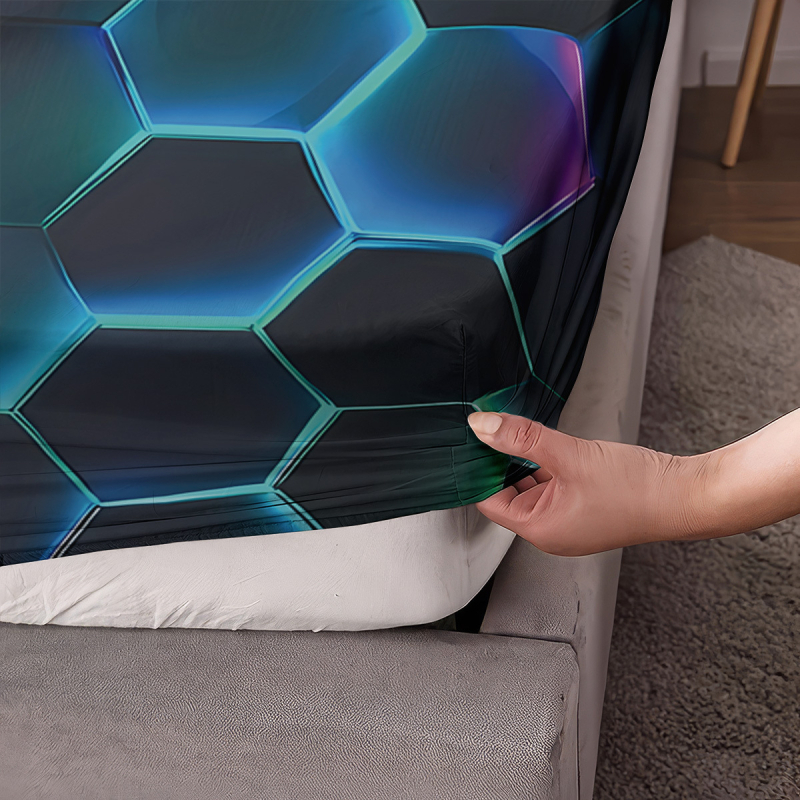 Triju daļu gultas veļas komplekts: gumijots palags ar elastīgu malu + divi spilvenu pārvalki + segas pārvalks; digitālā druka uz ķīmiskas šķiedras auduma, 90 g/m²; mūsdienīgs minimālisma stils.