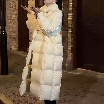 Дамско пухено яке с бял патеши пух (съдържание на пух 51–55%; дебелина: сгъстена; основна материя: спандекс)