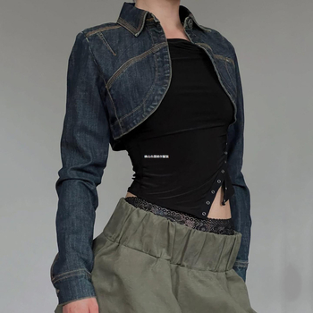 Γυναικεῖο ultra-σύντομο τζιν μπουφάν - Slim Fit, γιακά Polo, patchwork λεπτομέρειες, ύφασμα από βαμβάκι-ελαστάν