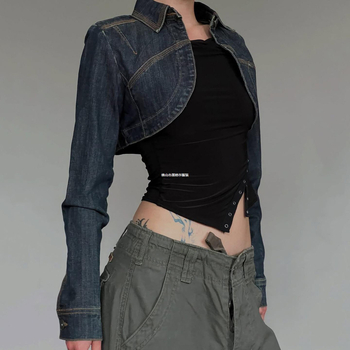 Γυναικεῖο ultra-σύντομο τζιν μπουφάν - Slim Fit, γιακά Polo, patchwork λεπτομέρειες, ύφασμα από βαμβάκι-ελαστάν