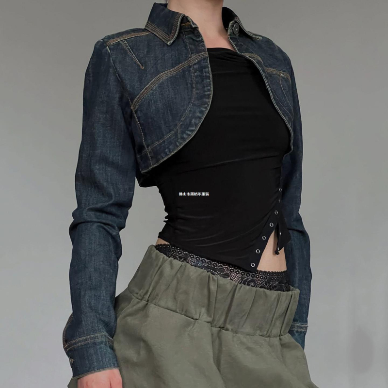 Moteriškas ultratrumpas džinsinis švarkas - lieknas siluetas, polo apykaklė, patchwork detalės, medvilnės ir elastano audinys