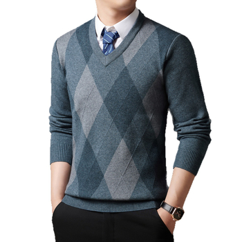 Мъжки пуловер с V-образно деколте, дебелен плетен модел, дълъг ръкав, каре шарка