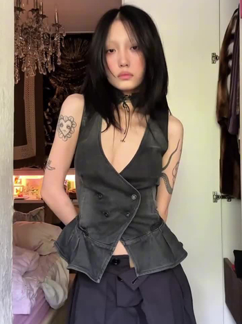 Džinsinė liemenė su V kaklu, liemens įrišimas, dvigubas priekinis užsegimas su sagomis, įprasto ilgio