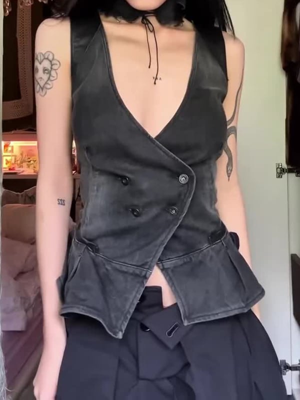 Džinsinė liemenė su V kaklu, liemens įrišimas, dvigubas priekinis užsegimas su sagomis, įprasto ilgio