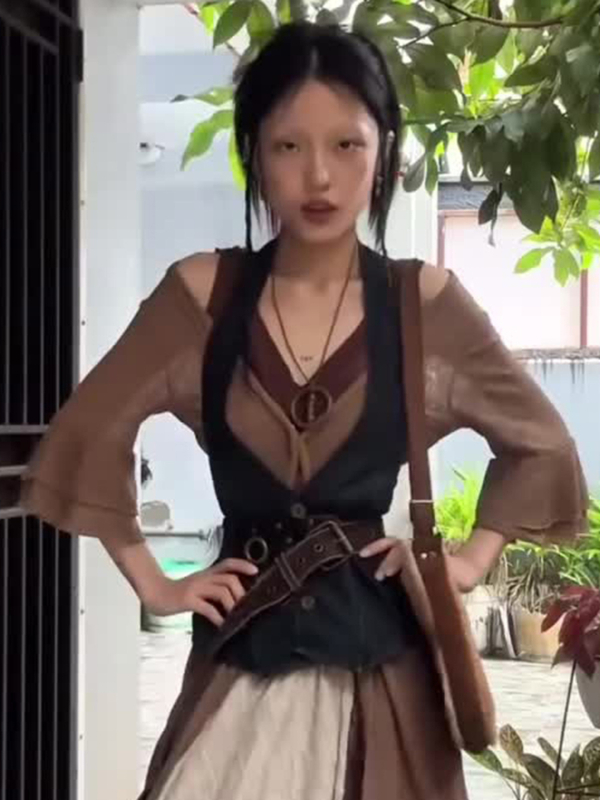 Džinsinė liemenė su V kaklu, liemens įrišimas, dvigubas priekinis užsegimas su sagomis, įprasto ilgio