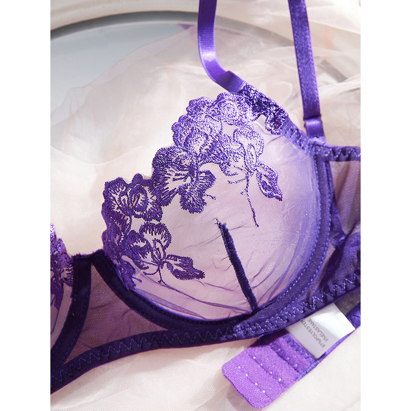 Francia stílusú két részes fehérnemű szett, áttetsző, hímzett csipkével, poliészterből