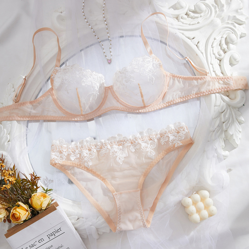 Francia stílusú két részes fehérnemű szett, áttetsző, hímzett csipkével, poliészterből