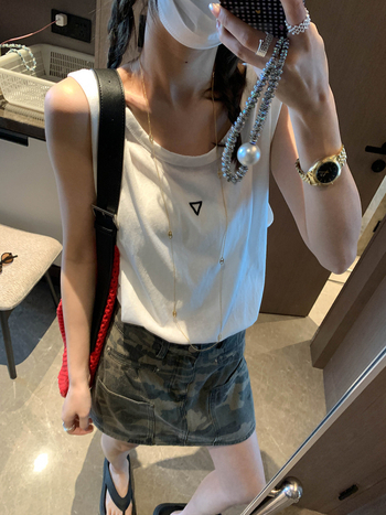 Ujjatlan mellény kerek nyakú, háromszög-hímzés, laza casual stílus, pamut-poliészter keverék, közepes hosszúságú