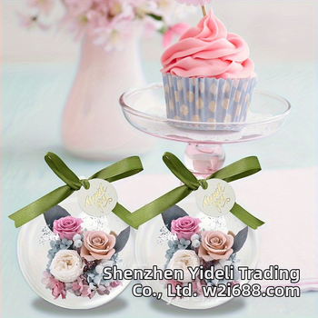 Kerek áttetsző műanyag ajándékdoboz köszönő címkékkel és szalagokkal