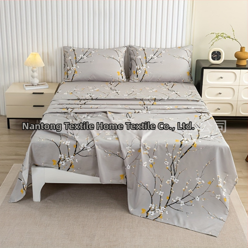 Burberry četrgabalu gultas veļas komplekts – Materiāls: ķīmiskā šķiedra; Raksts: augu ziedu motīvs; Druka un krāsošana: reaktīvā krāsošana; Audums: brushed; Svars: 800–1000 g