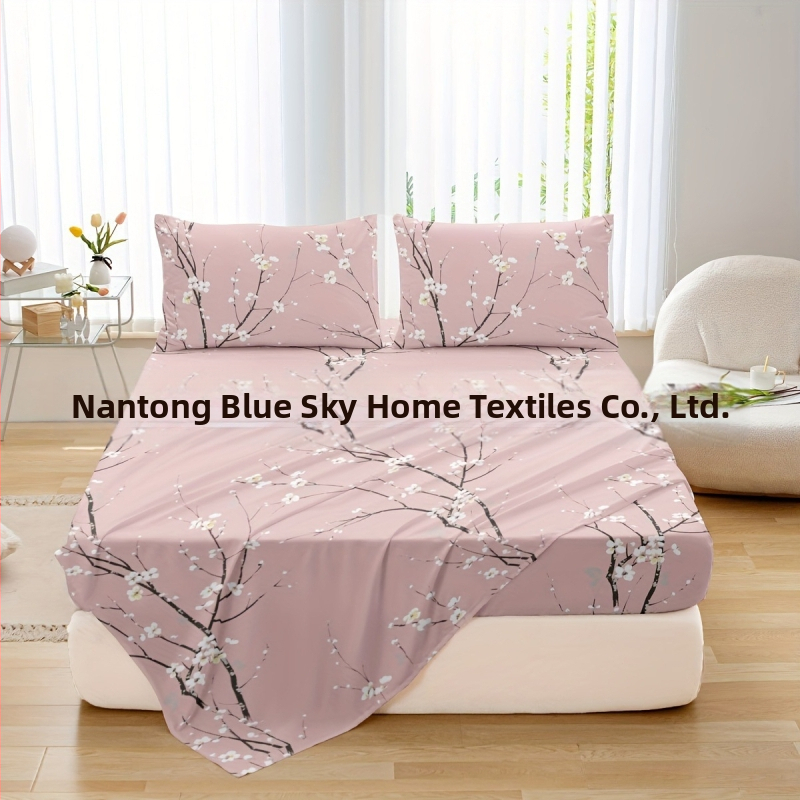 Burberry četrgabalu gultas veļas komplekts – Materiāls: ķīmiskā šķiedra; Raksts: augu ziedu motīvs; Druka un krāsošana: reaktīvā krāsošana; Audums: brushed; Svars: 800–1000 g