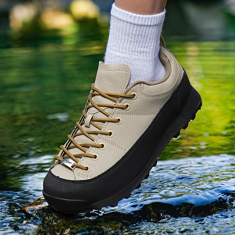 Monako stiliaus žygio bateliai | Viršus: Mikropluoštas; Padas: MD gumos padas; Užsegimas: priekiniai raišteliai; Kulno aukštis: vidutinis 3-5 cm; Funkcijos: atsparus vandeniui, priešslydis, lengvas