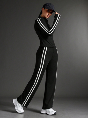 Σετ δύο τεμαχίων από πλεκτό ύφασμα: μπλούζα με ψηλό γιακά και φερμουάρ + παντελόνια με πλευρικές ρίγες σε υψηλή μέση, γυναικείο ευρωπαϊκο-αμερικανικό street style, φθινοπωρο 2025