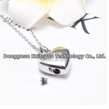 Κολιέ από ανοξείδωτο ατσάλι, σχέδιο καρδιάς, ηλεκτροπλατίωση, Αριθμός παραγωγής 94665, σειριακός αριθμός 84584