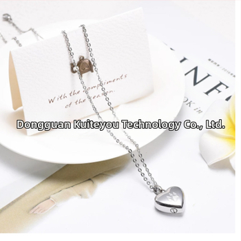 Κολιέ από ανοξείδωτο ατσάλι, σχέδιο καρδιάς, ηλεκτροπλατίωση, Αριθμός παραγωγής 94665, σειριακός αριθμός 84584