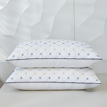 Stačiakampė kaklo pagalvės šerdis – minkšta, kvėpuojanti, skalbiama, užpildyta antibakterinėmis pluošto medžiagomis, aukšta atsparumas.