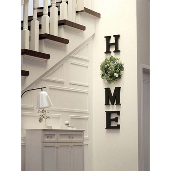 Висяща стенна табелка с венец и буква HOME – реквизит за декорация на помещения
