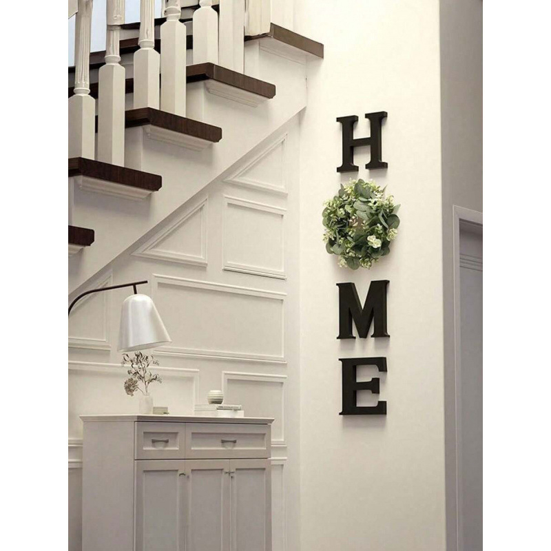Висяща стенна табелка с венец и буква HOME – реквизит за декорация на помещения