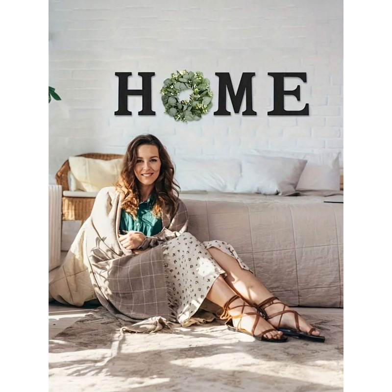 Висяща стенна табелка с венец и буква HOME – реквизит за декорация на помещения