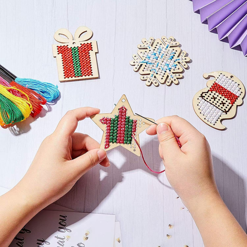 Drveni set za božićno križno šivanje sa sobom, Djedom Mrazom i privjeskom pahulje (prazan) – moderni minimalistički stil, ručni rad za djecu