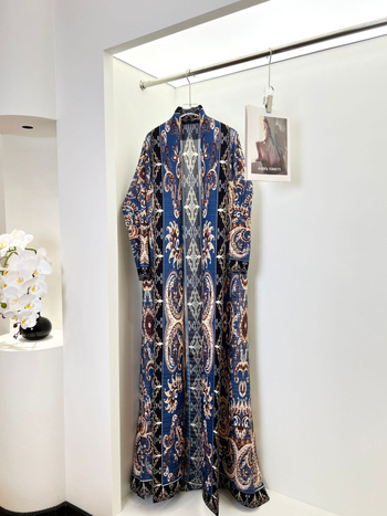 Μακριά ρόμπα με Miyake πιέτες, εκτύπωση σε πολυεστέρα, βασικό ύφασμα 95%+, μακριά μανίκια, καλοκαιρινή έκδοση 2025