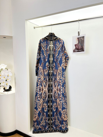 Μακριά ρόμπα με Miyake πιέτες, εκτύπωση σε πολυεστέρα, βασικό ύφασμα 95%+, μακριά μανίκια, καλοκαιρινή έκδοση 2025