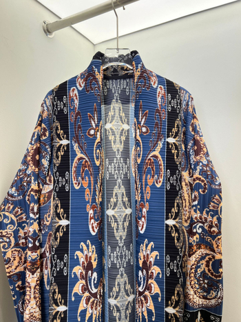 Μακριά ρόμπα με Miyake πιέτες, εκτύπωση σε πολυεστέρα, βασικό ύφασμα 95%+, μακριά μανίκια, καλοκαιρινή έκδοση 2025