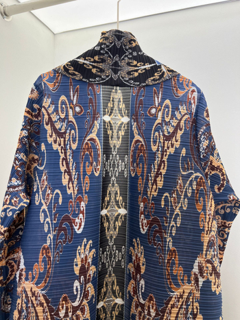 Μακριά ρόμπα με Miyake πιέτες, εκτύπωση σε πολυεστέρα, βασικό ύφασμα 95%+, μακριά μανίκια, καλοκαιρινή έκδοση 2025