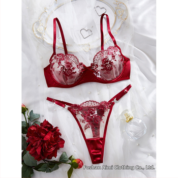 Krūštura komplekts ar 3/4 kausu, fiksētas dubultās siksnas, aizmugurē triju rindu āķu aizdare, elpojošs poliestera audums 95–100%