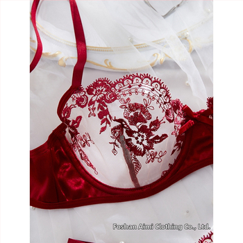 Σετ σουτιέν με 3/4 κύπελλο, σταθεροί διπλοί ιμάντες, πίσω κλείσιμο με τρεις σειρές γάντζων, αναπνεύσιμο πολυεστερικό ύφασμα 95–100%