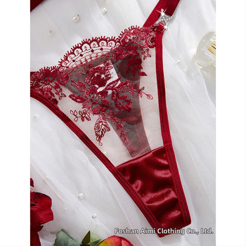 Σετ σουτιέν με 3/4 κύπελλο, σταθεροί διπλοί ιμάντες, πίσω κλείσιμο με τρεις σειρές γάντζων, αναπνεύσιμο πολυεστερικό ύφασμα 95–100%