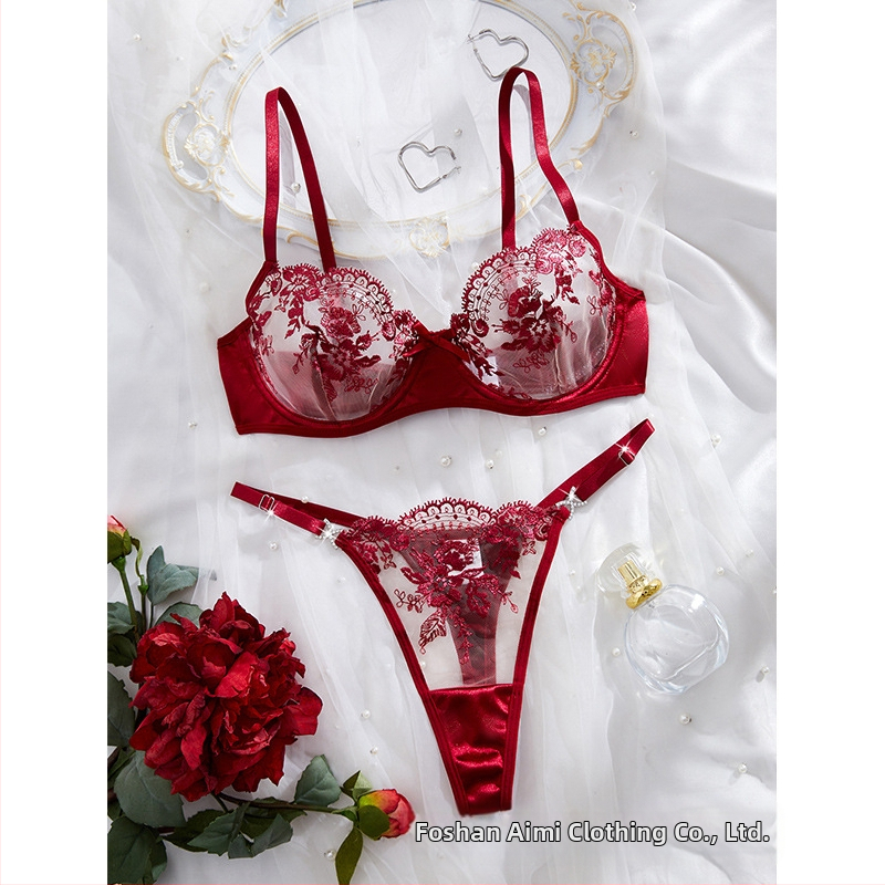 Krūštura komplekts ar 3/4 kausu, fiksētas dubultās siksnas, aizmugurē triju rindu āķu aizdare, elpojošs poliestera audums 95–100%