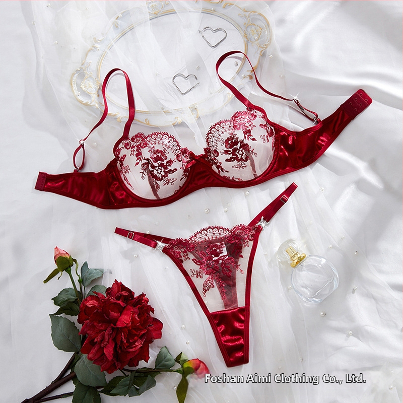 Podprsenkový set s 3/4 košíčkom, pevné dvojité ramienka, zadné zapínanie so tromi radmi háčikov, priedušný polyesterový materiál 95–100%