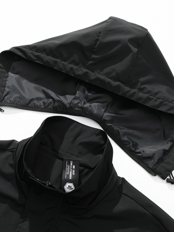 Palton cu glugă, lungime 80–100 cm, croială lejeră, exterior 100% poliester, căptușă 100% poliester