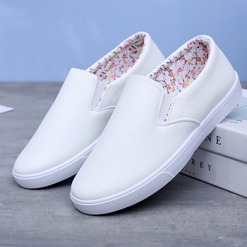 Sieviešu platē loaferi - zems augšējais daļas, apaļš purns, plastmasas zole, tekstila iekšējā odere, aizvēršana ar vienu kustību