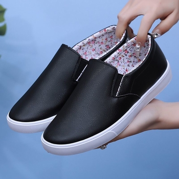 Sieviešu platē loaferi - zems augšējais daļas, apaļš purns, plastmasas zole, tekstila iekšējā odere, aizvēršana ar vienu kustību